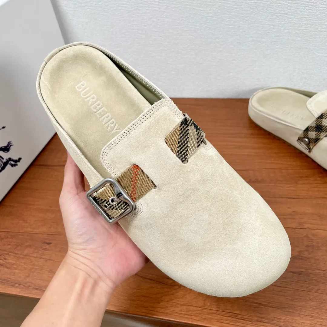 Men's Men's Shoes 💰340【New Style】🐝🐝Burberry New Burberry - Men's Checked Leather Urchin Half-Flop Sandal Made of soft suede cowhide and calfskin, these half-flop sandals feature an adjustable B-shaped buckle strap and are decorated with the signature sand-colored Burberry check in jacquard worsted. The upper wraps around the midsole and is paired with a sole made of the same upper material with an embossed logo on the heel and a wavy rubber outsole embellished with the Burberry lettering. Fashionable and casual! Comes with full set of original packaging dust bag! Code number: 39-40-41-42-43-44 standard code (38/45 can be customized and returns and exchanges are not supported)